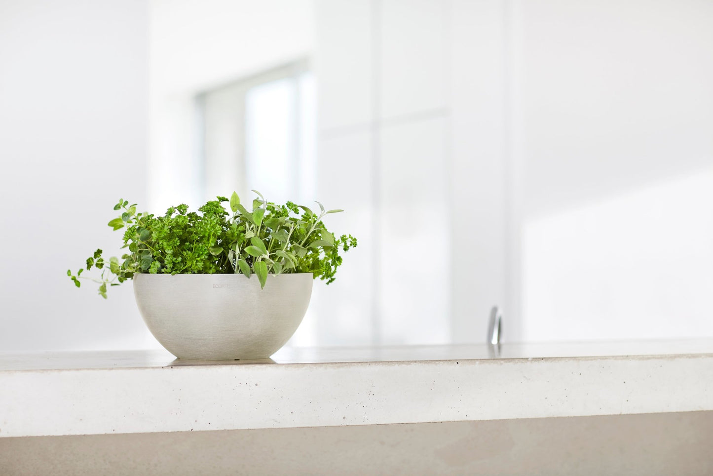Kukkaruukku - Ecopots - Brysseli 35cm valkoharmaa - Ecopots - Uuden aikakauden kukkaruukku kierrätysmateriaalista